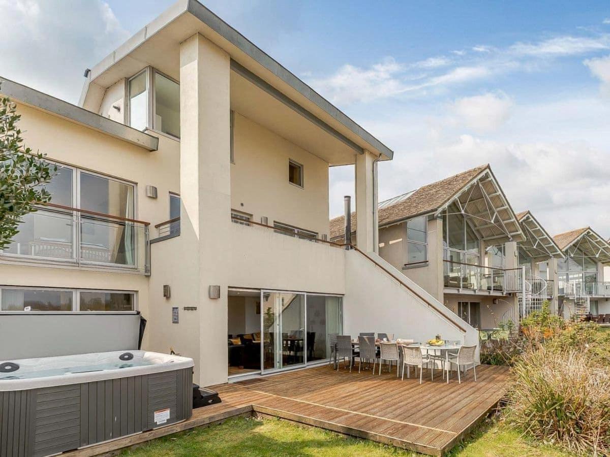 Cotswolds Lakehouse, With Hot Tub & Spa Access, Lower Mill Estate Somerford Keynes Ngoại thất bức ảnh