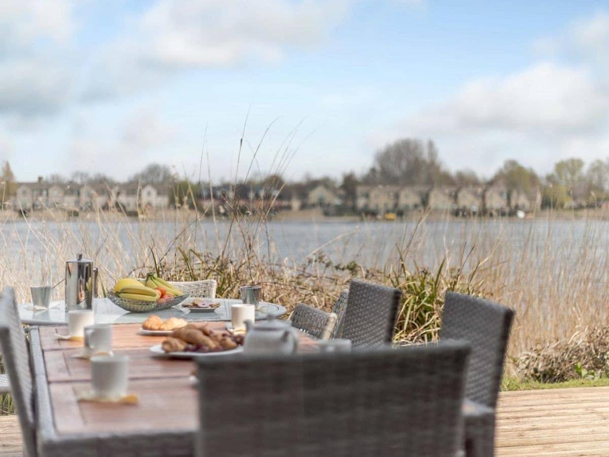 Cotswolds Lakehouse, With Hot Tub & Spa Access, Lower Mill Estate Somerford Keynes Ngoại thất bức ảnh