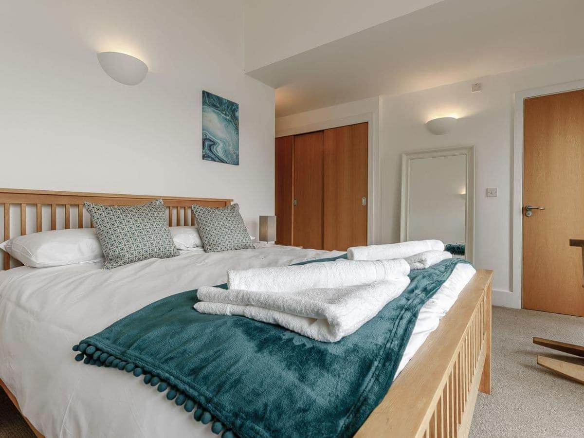 Cotswolds Lakehouse, With Hot Tub & Spa Access, Lower Mill Estate Somerford Keynes Ngoại thất bức ảnh