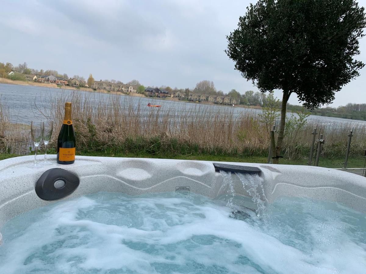 Cotswolds Lakehouse, With Hot Tub & Spa Access, Lower Mill Estate Somerford Keynes Ngoại thất bức ảnh